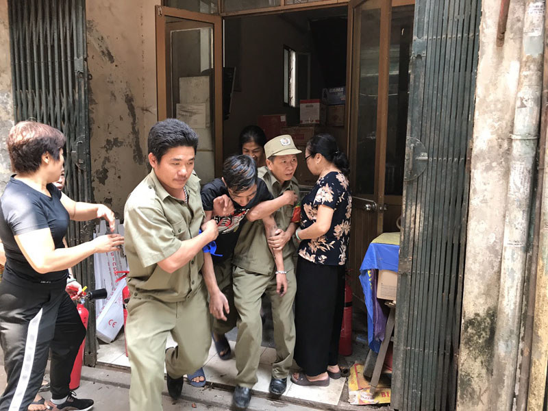 Cứu 3 người bị mắc kẹt trong đám "cháy" ở phường Kim Mã - Ảnh 3