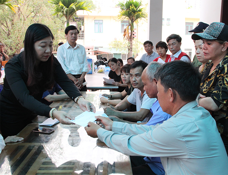 Lãnh đạo MTTQ TP Hà Nội thăm hỏi các gia đình nạn nhân vụ cháy tại phường Trung Văn - Ảnh 1