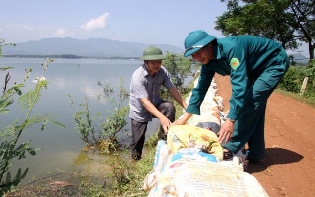Chủ tịch Nguyễn Đức Chung: Hạn chế thấp nhất thiệt hại do bão số 2 - Ảnh 1
