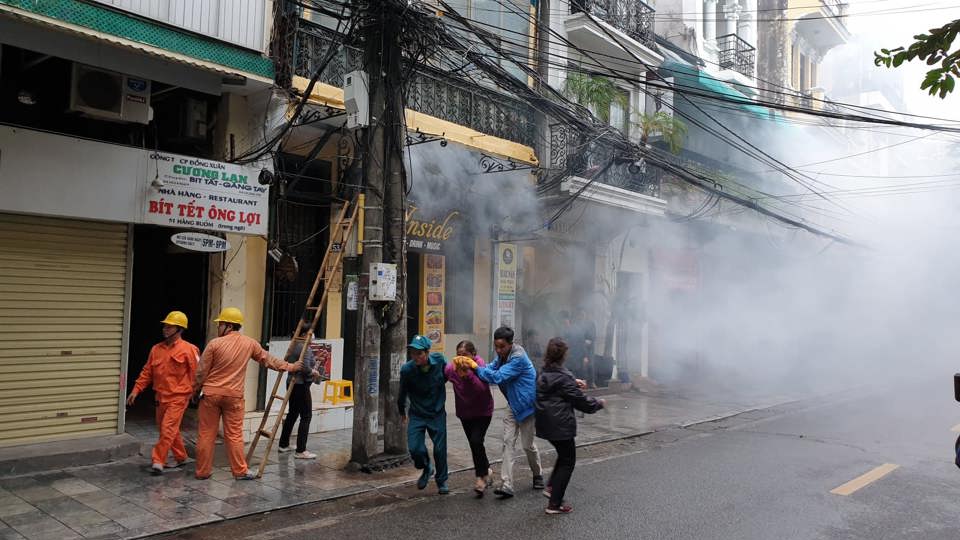 Hà Nội: Cháy giả định trên phố Hàng Buồm, nhiều người mắc kẹt được giải cứu - Ảnh 5