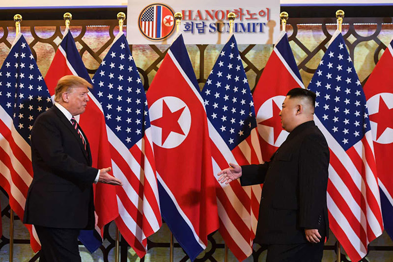 Những khoảnh khắc thân thiện của lãnh đạo Trump - Kim trong ngày đầu Thượng đỉnh - Ảnh 1