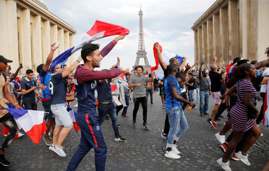 Fans Croatia và Pháp vỡ òa cảm xúc sau trận chung kết World Cup - Ảnh 4