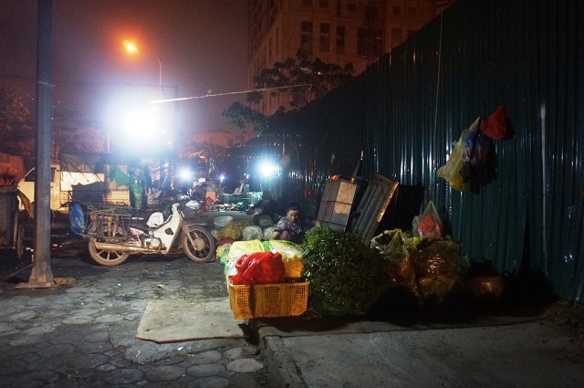 Chợ “cóc” trên phố Trần Quốc Vượng: Thiếu những giải pháp dài hơi - Ảnh 1