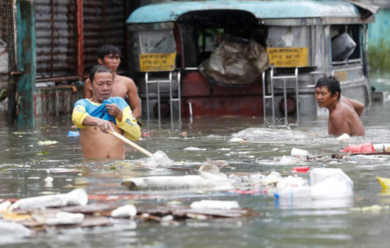 Chùm ảnh bão Sơn Tinh đổ bộ vào Philippines, đường phố tại Manila biến thành sông - Ảnh 10