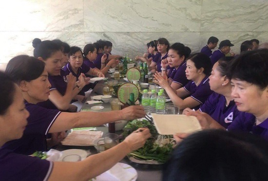 Vụ việc 9 du khách bị ngộ độc thực phẩm ở Đà Nẵng: Ai chịu trách nhiệm? - Ảnh 1