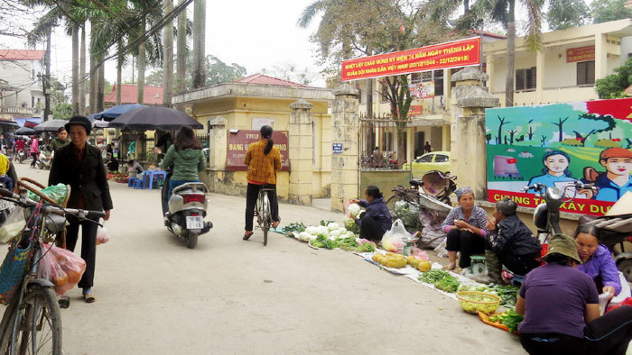 Chợ cóc “bủa vây” trụ sở UBND xã Sơn Đồng - Ảnh 1