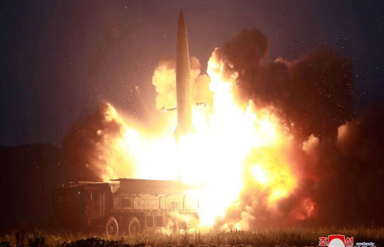 Triều Tiên lại thử tên lửa sau khi ông Kim gửi thư phản đối tập trận cho ông Trump - Ảnh 1