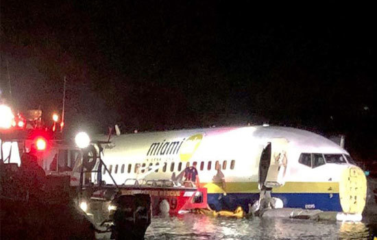 Máy bay Boeing 737 trượt khỏi đường băng, lao xuống sông ở Florida - Ảnh 1