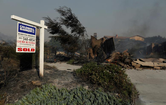 Hình ảnh bão lửa thiêu rụi hàng trăm căn nhà tại California - Ảnh 10