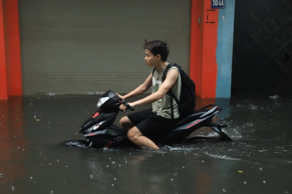 Hà Nội mưa lớn, một số tuyến phố ngập sâu trong nước - Ảnh 5