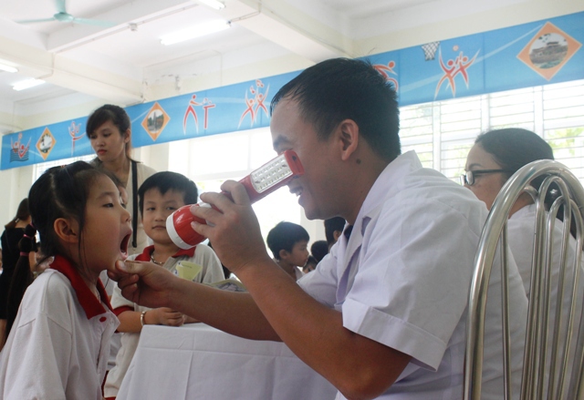 Chùm ảnh: Khám sức khỏe cho 2.000 học sinh gần nhà máy Rạng Đông - Ảnh 7