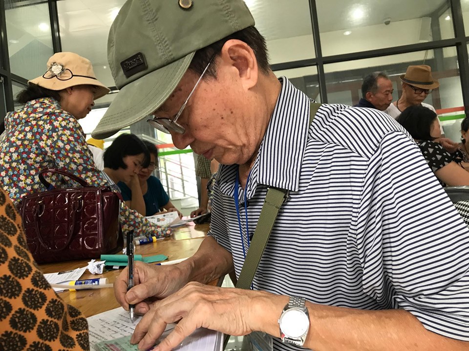 Hà Nội: Người cao tuổi vui mừng khi nhận thẻ xe buýt miễn phí - Ảnh 12