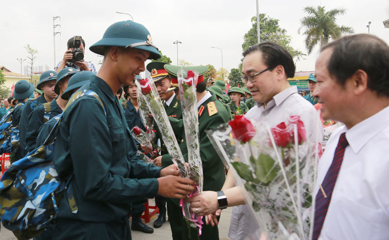 Bí thư Thành ủy Hoàng Trung Hải động viên tân binh huyện Thanh Trì lên đường nhập ngũ - Ảnh 2