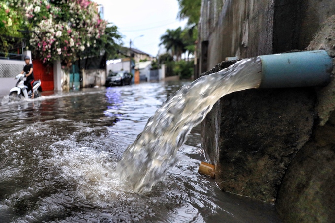 TP Hồ Chí Minh: Mưa đầu mùa, vì sao nhiều khu vực đã ngập nặng? - Ảnh 2