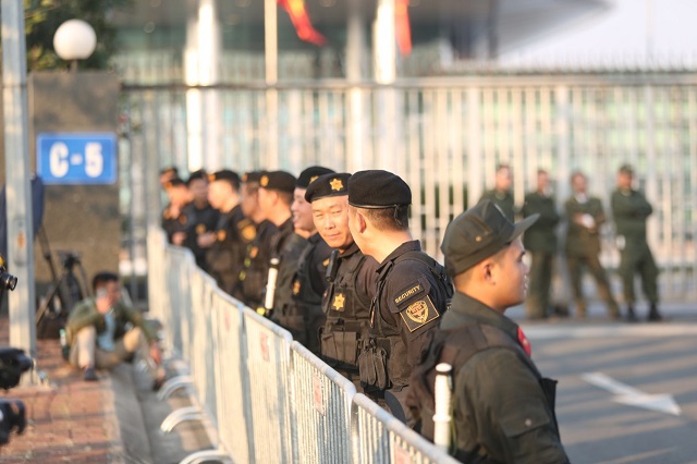 [Ảnh] An ninh được thắt chặt, CĐV xếp hàng chờ đón U22 Việt Nam tại sân bay Nội Bài - Ảnh 6