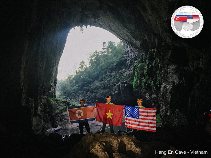 Hình ảnh quốc kỳ Việt - Mỹ - Triều cùng xuất hiện trong hang Sơn Đoòng - Ảnh 3