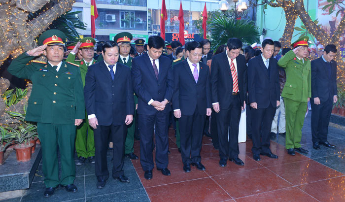 Đoàn đại biểu TP Hà Nội dâng hương tại Đài tưởng niệm Khâm Thiên - Ảnh 6