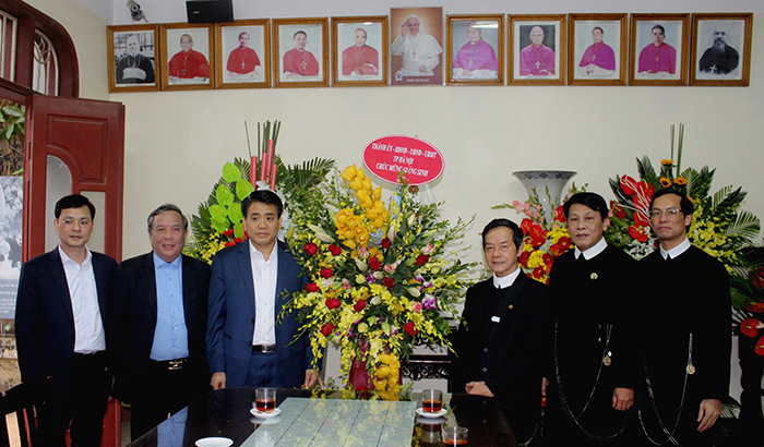 Chủ tịch Nguyễn Đức Chung chúc mừng Lễ Thiên Chúa Giáng sinh tại Giáo xứ Thái Hà - Ảnh 1