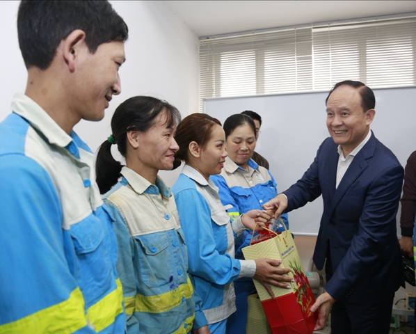 Lãnh đạo thành phố Hà Nội thăm, chúc Tết các đơn vị ứng trực, phục vụ Tết - Ảnh 5