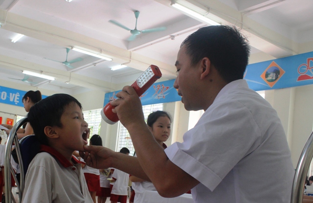 Chùm ảnh: Khám sức khỏe cho 2.000 học sinh gần nhà máy Rạng Đông - Ảnh 8