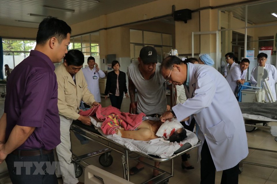 Hiện trường vụ xe khách đâm xe tải thảm khốc ở Lâm Đồng - Ảnh 6