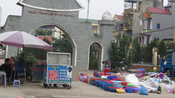 Tại huyện Thường Tín: Chợ cóc “quây” nghĩa trang liệt sĩ xã Văn Phú - Ảnh 1