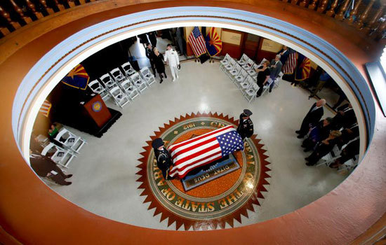 Những hình ảnh xúc động về lễ tang Thượng nghị sĩ John McCain tại bang Arizona - Ảnh 5