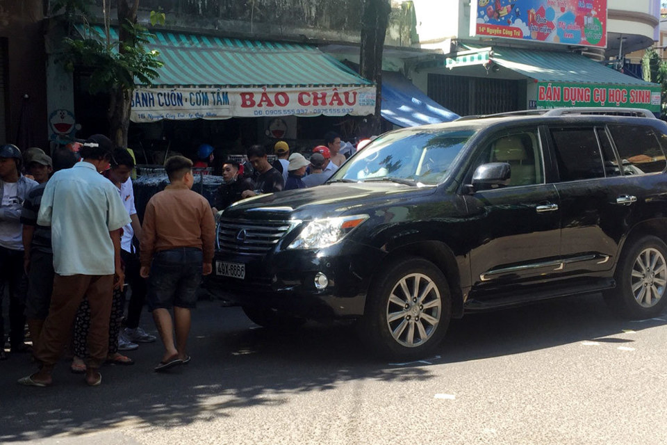 Thêm vụ ô tô lao vào đám tang, ít nhất 3 người tử vong - Ảnh 1