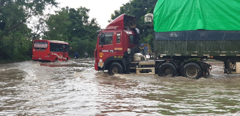 [Ảnh] Đường gom Đại lộ Thăng Long ngập nặng sau mưa lớn, ô tô "rẽ sóng" trên đường - Ảnh 2