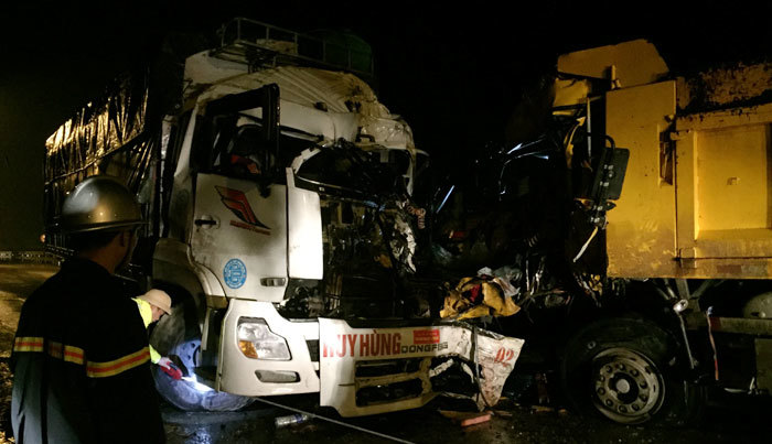 Hà Nội: Cứu nạn một người bị mắc kẹt trong ca bin xe tải - Ảnh 1