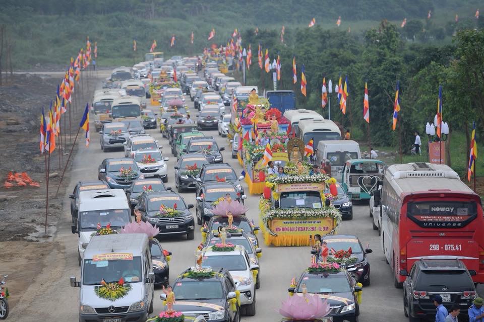 Lễ tắm Phật và rước hơn 400 xe hoa mừng Đại lễ Vesak 2019 - Ảnh 2