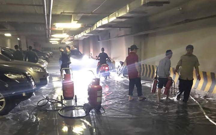 Hà Nội: Cháy tại hầm để xe quán Vuvuzela, nhiều người hoảng loạn - Ảnh 3