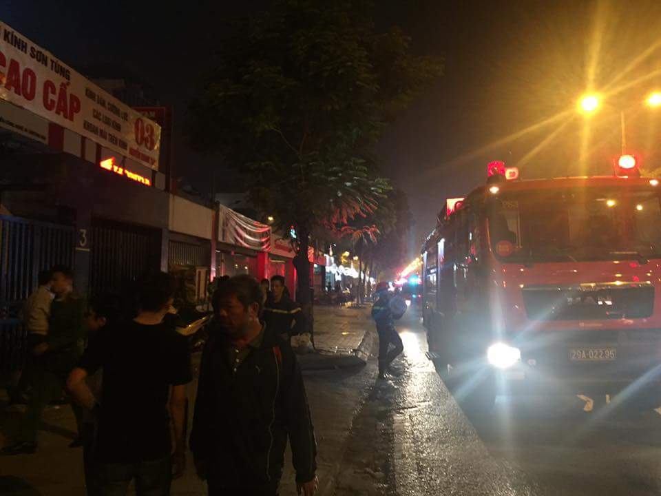 Hà Nội: Cháy tại hầm để xe quán Vuvuzela, nhiều người hoảng loạn - Ảnh 4