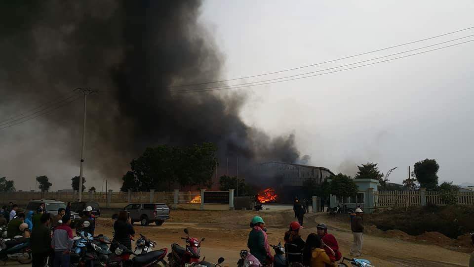 Cháy dữ dội tại Nhà máy bánh kẹo Tràng An ở Thanh Hóa - Ảnh 1