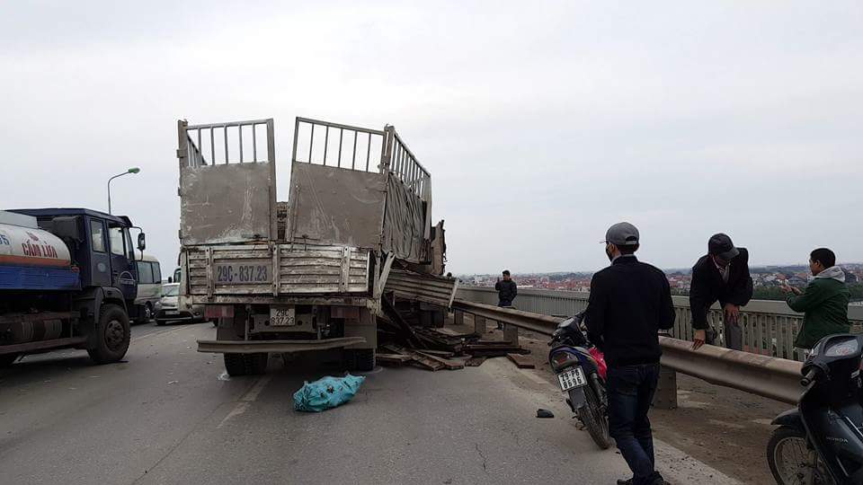 Hà Nội: Xe tải gây tai nạn trên cầu Thăng Long, 1 người tử vong - Ảnh 2