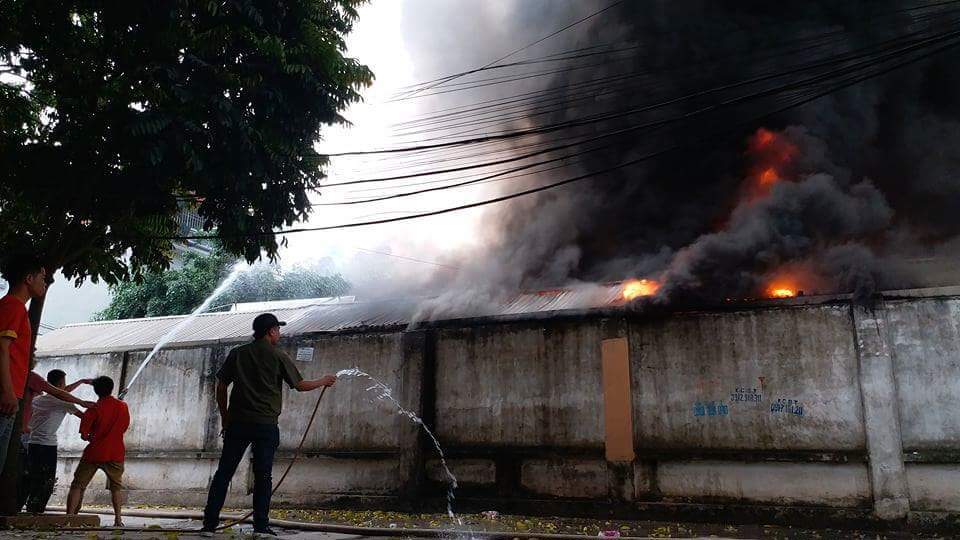 Hà Nội: Cháy lớn ở khu chợ Thanh Liệt, khói lửa bốc ngút trời - Ảnh 2