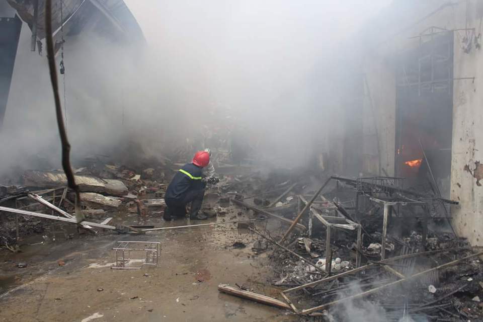 Cận cảnh hiện trường vụ cháy chợ Quang ở Thanh Trì - Ảnh 14