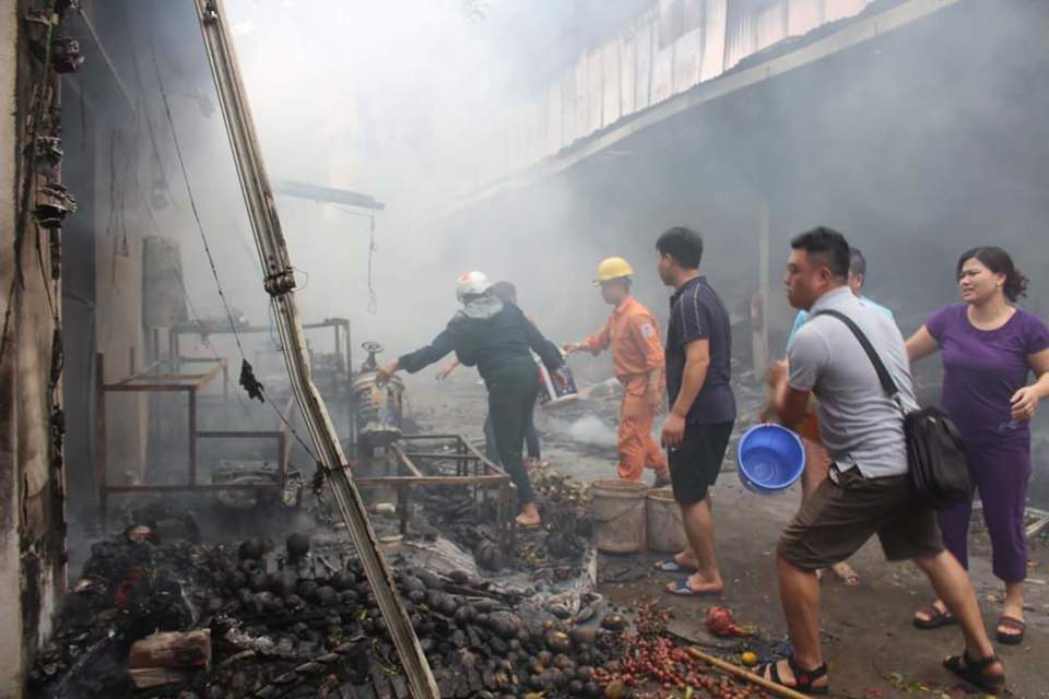 Cận cảnh hiện trường vụ cháy chợ Quang ở Thanh Trì - Ảnh 13