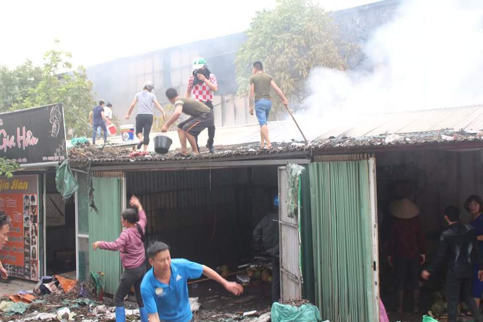 Cận cảnh hiện trường vụ cháy chợ Quang ở Thanh Trì - Ảnh 6
