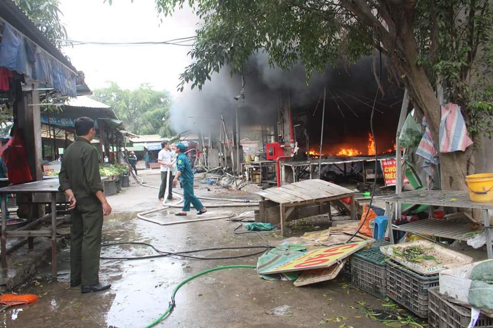 Cận cảnh hiện trường vụ cháy chợ Quang ở Thanh Trì - Ảnh 5