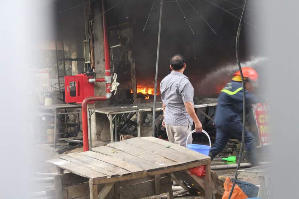 Cận cảnh hiện trường vụ cháy chợ Quang ở Thanh Trì - Ảnh 11