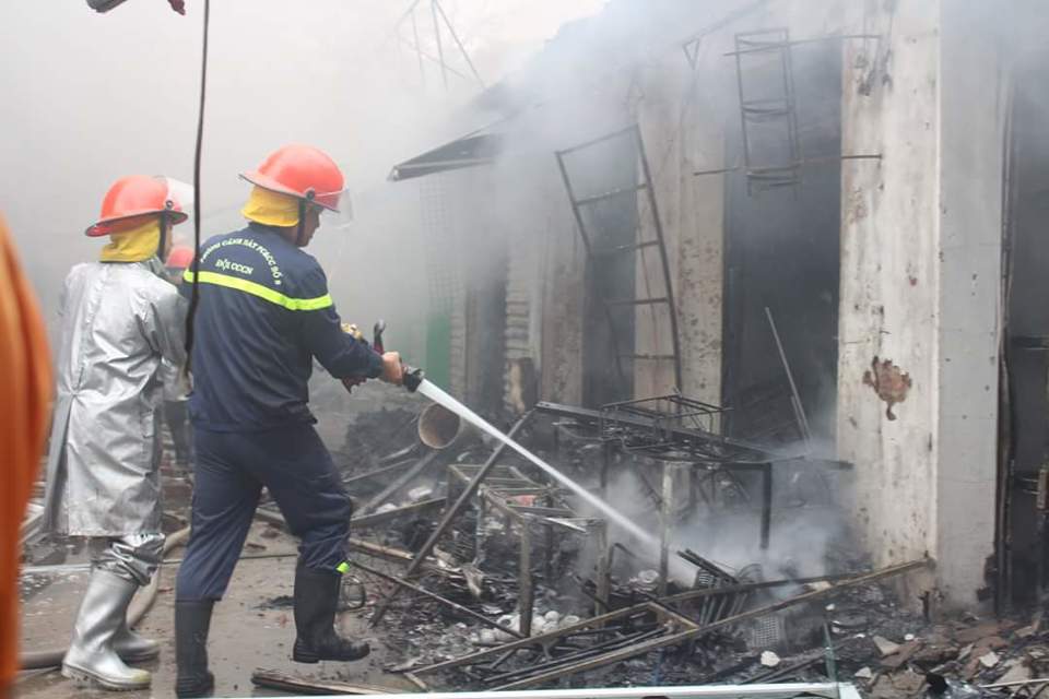 Cận cảnh hiện trường vụ cháy chợ Quang ở Thanh Trì - Ảnh 10