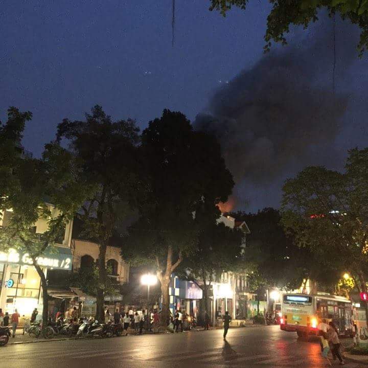 Cháy dữ dội kèm theo tiếng nổ lớn tại ngôi nhà ở trung tâm Hà Nội - Ảnh 3