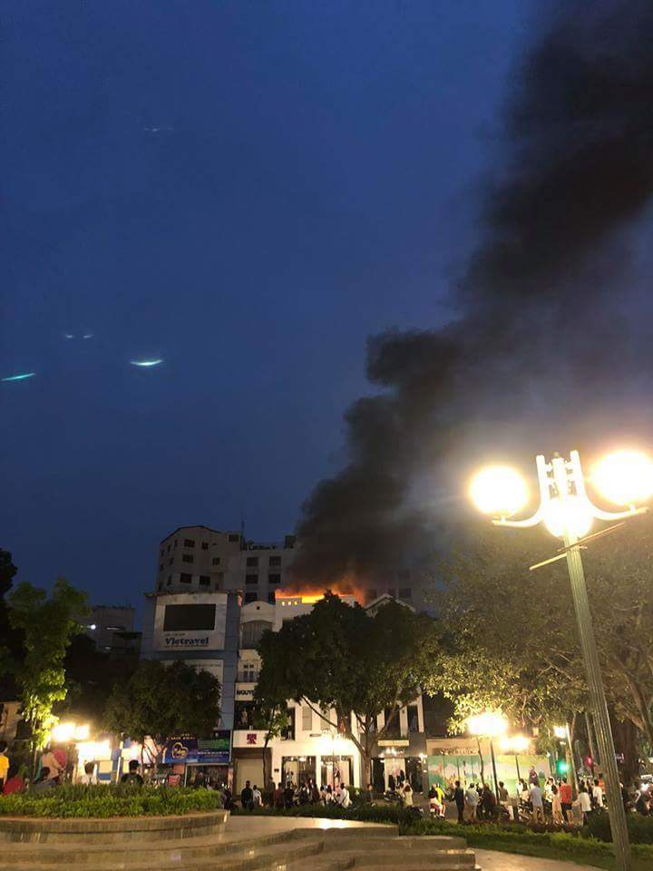 Cháy dữ dội kèm theo tiếng nổ lớn tại ngôi nhà ở trung tâm Hà Nội - Ảnh 1