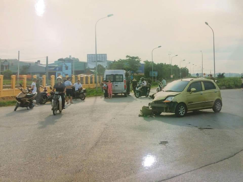 Cảnh sát giao thông kịp thời đưa người bị tai nạn đi cấp cứu - Ảnh 1