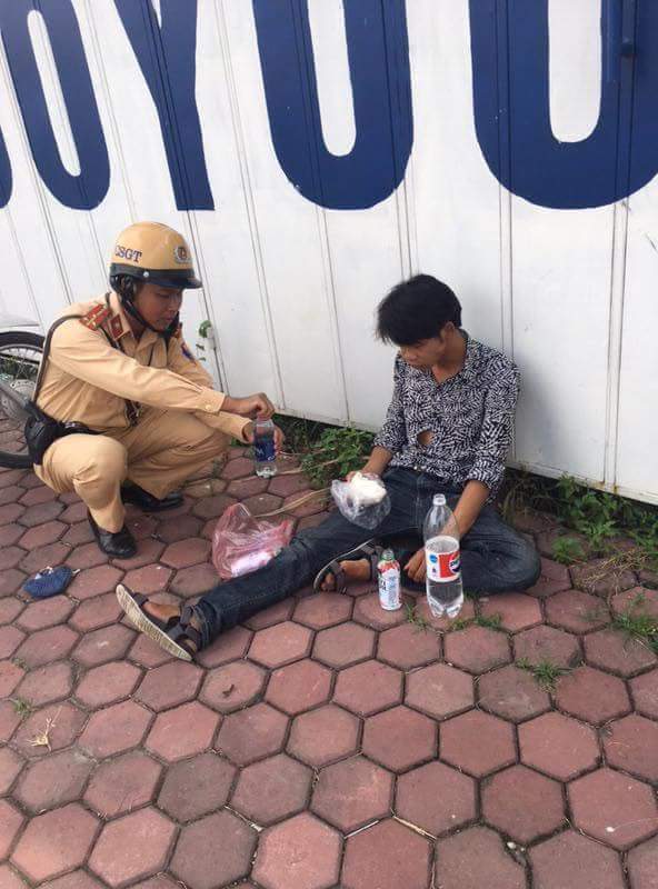 Hà Nội: Cảnh sát giao thông kịp thời cứu thanh niên bất tỉnh nhân sự - Ảnh 1