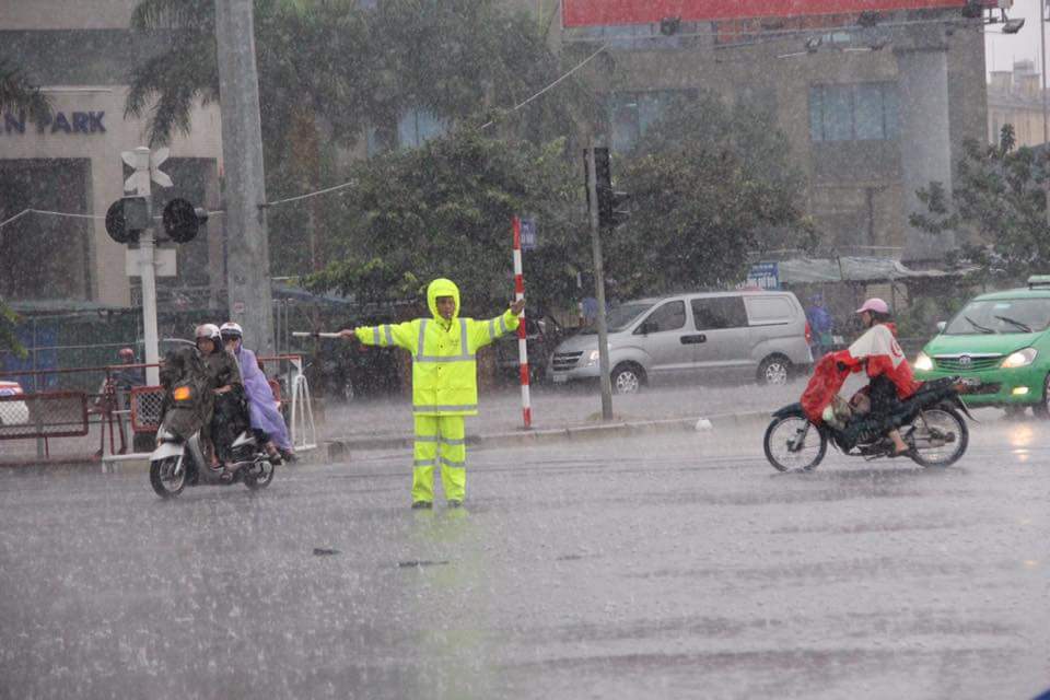 Sau mưa lớn trong đêm, nhiều tuyến đường Hà Nội ngập úng nặng - Ảnh 2