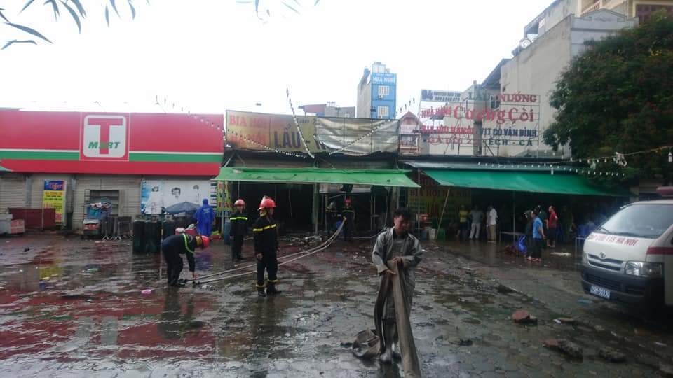 Hà Nội: Cháy lớn tại quán bia giữa lúc trời mưa, một người tử vong - Ảnh 3
