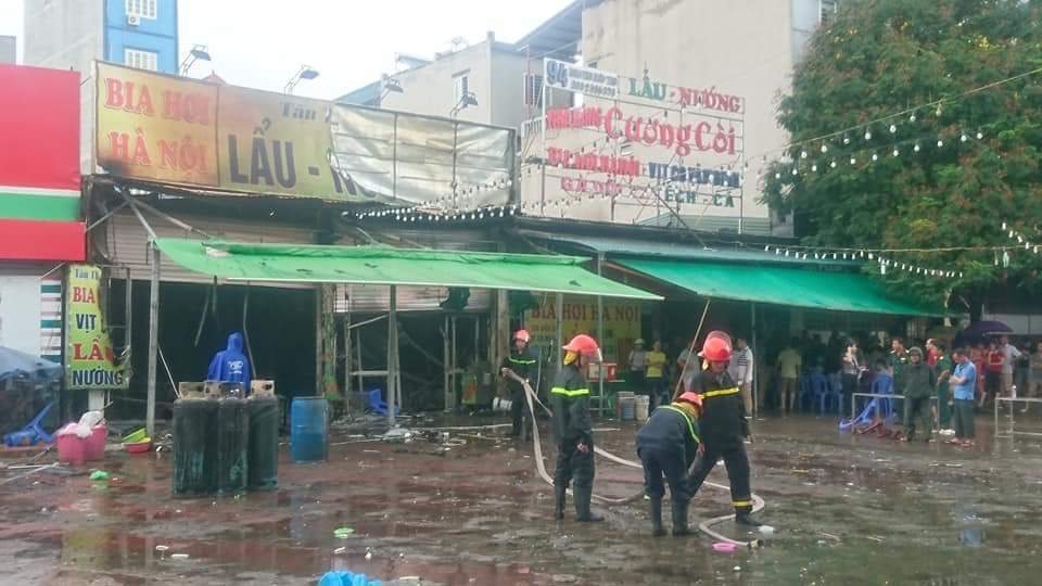 Hà Nội: Cháy lớn tại quán bia giữa lúc trời mưa, một người tử vong - Ảnh 2