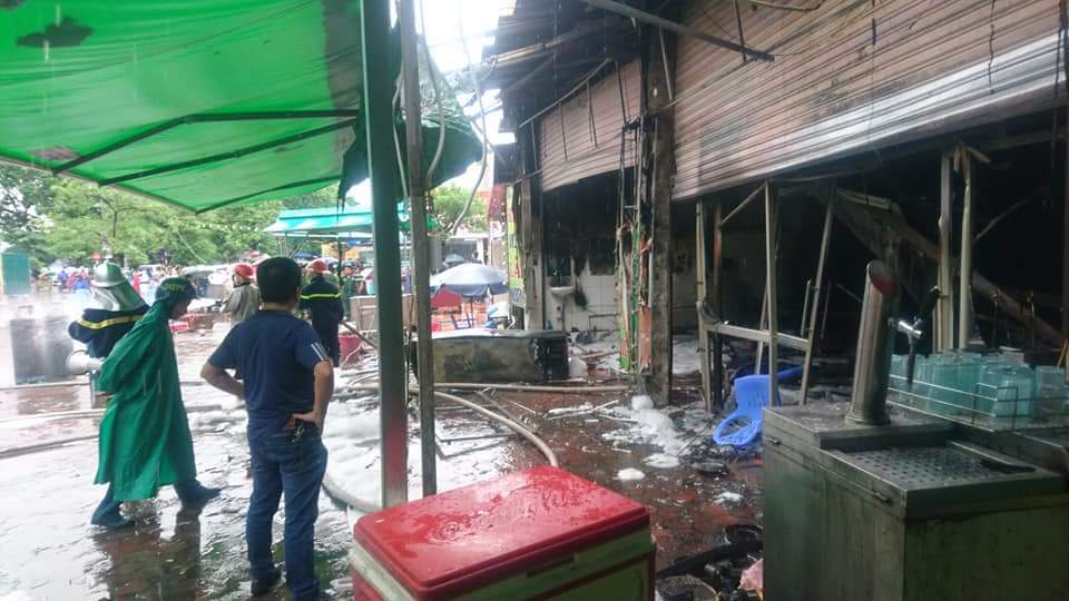Hà Nội: Cháy lớn tại quán bia giữa lúc trời mưa, một người tử vong - Ảnh 4
